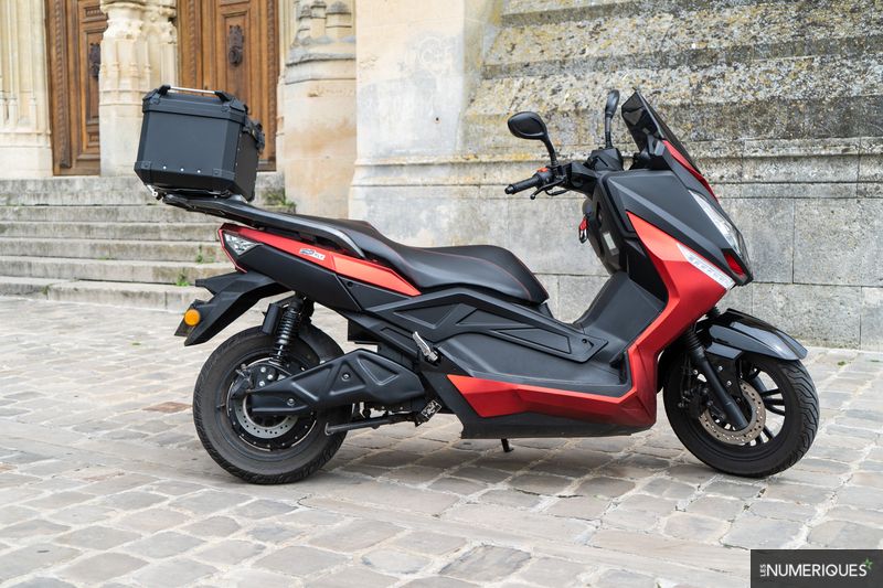 Image-Les-Numeriques pink fly scooter GT