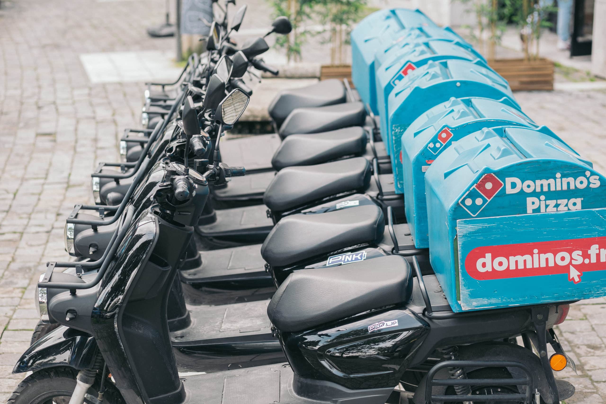 Scooters électriques de livraison Pink Up, en partenariat avec Domino's Pizza.