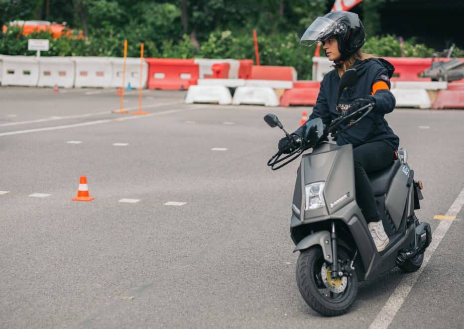 Inauguration d’une piste d’apprentissage à la conduite de scooter électrique petit scooter électrique pour auto-école