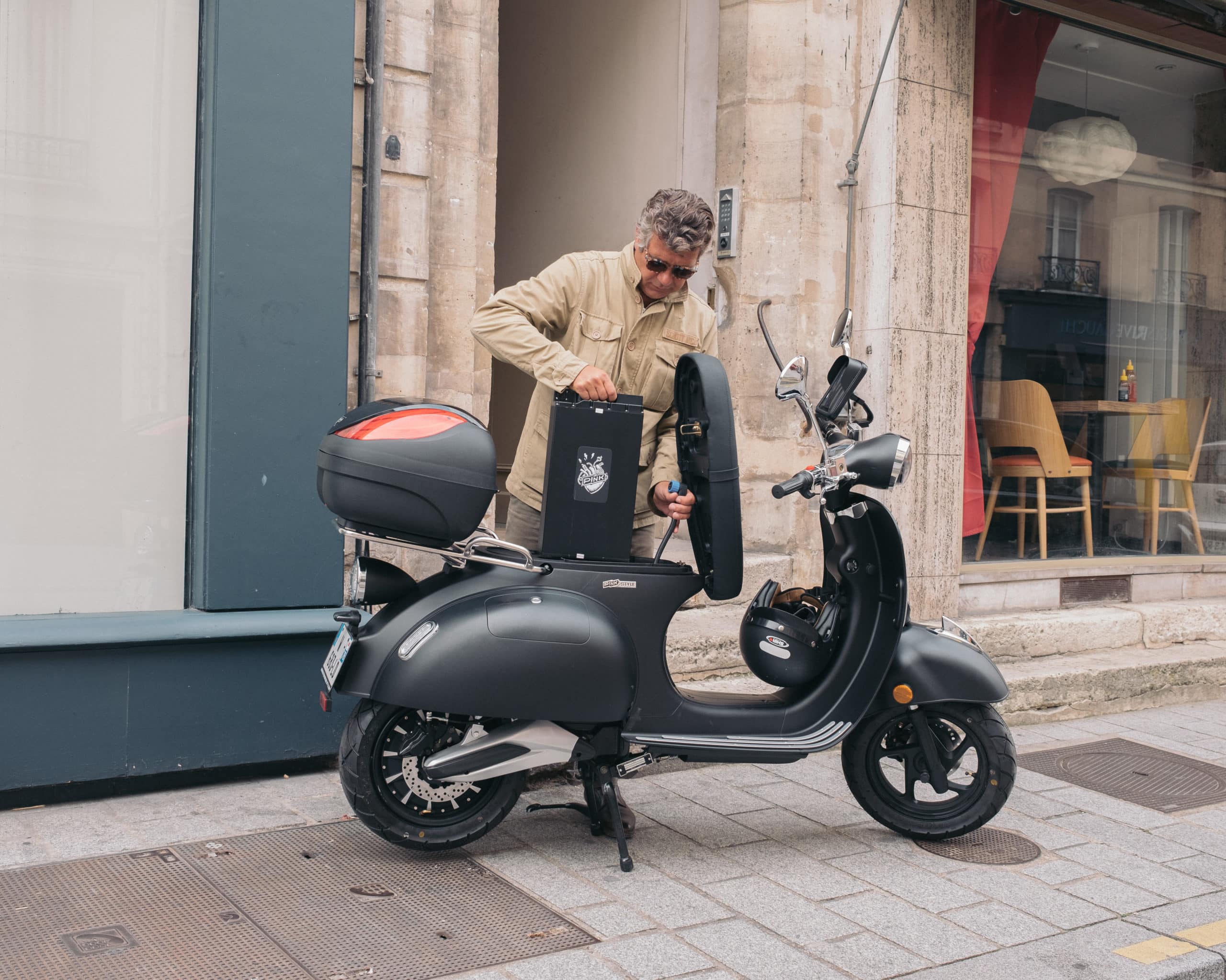Jean-Matthieu.Gautier-5627 rétro 50, scooter électrique Pink Style
