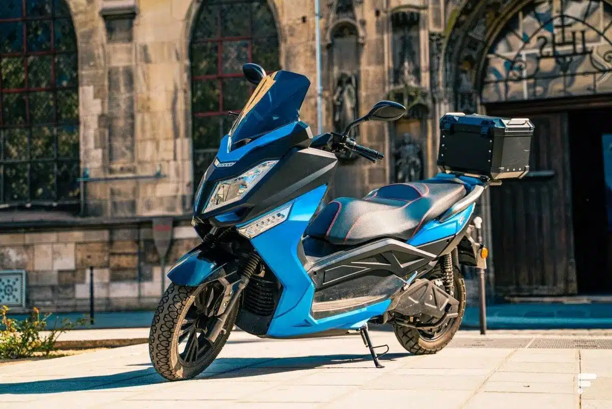 Le maxi-scooter électrique Pink Fly 125 cc est équipé d’une fonction Boost pour dépasser les automobilistes sans difficulté. maxi scooter électrique Pink Fly 125 cc