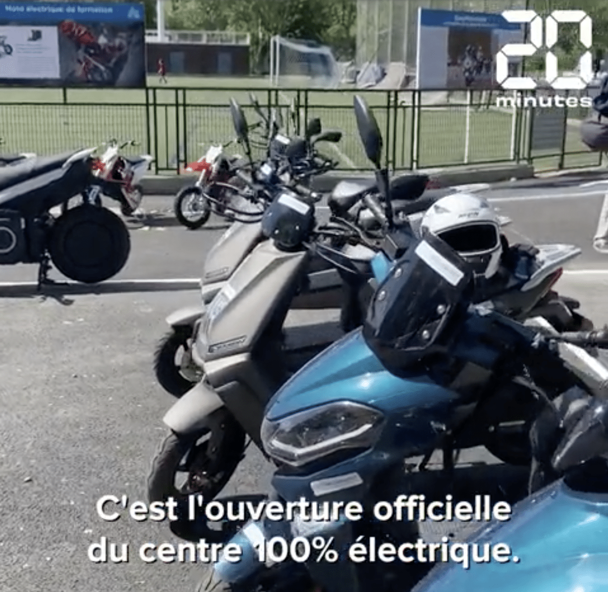 Pink Mobility à l’inauguration de la piste électrique EasyMonneret petit scooter électrique Pink Me