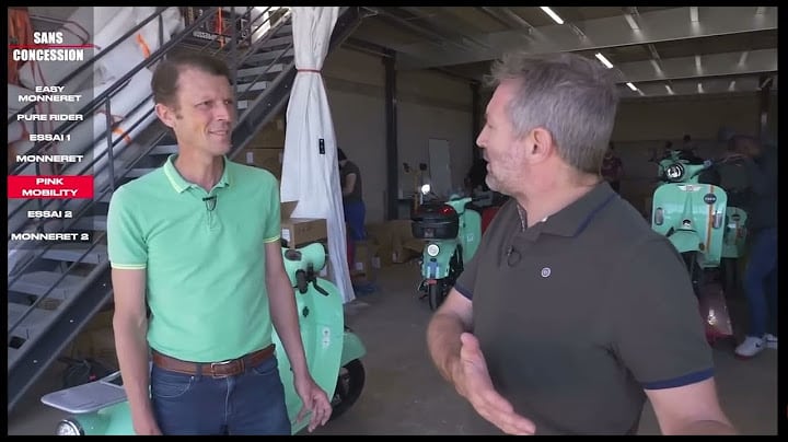 Pink Mobility accueille David Dumain et son équipe, dans le but de tester le nouveau Pink Fly et découvrir la chaîne d’assemblage final 100% française de l’entreprise. David Dumain et son équipe Sans Concession, en visite chez Pink Mobility au mois de juillet 2022.