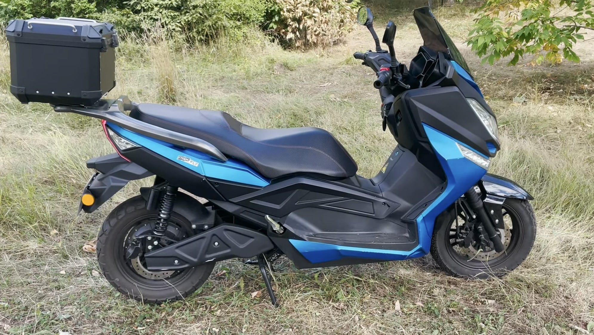 Test du Pink Fly 125 cc, maxi-scooter combinant puissance et performance