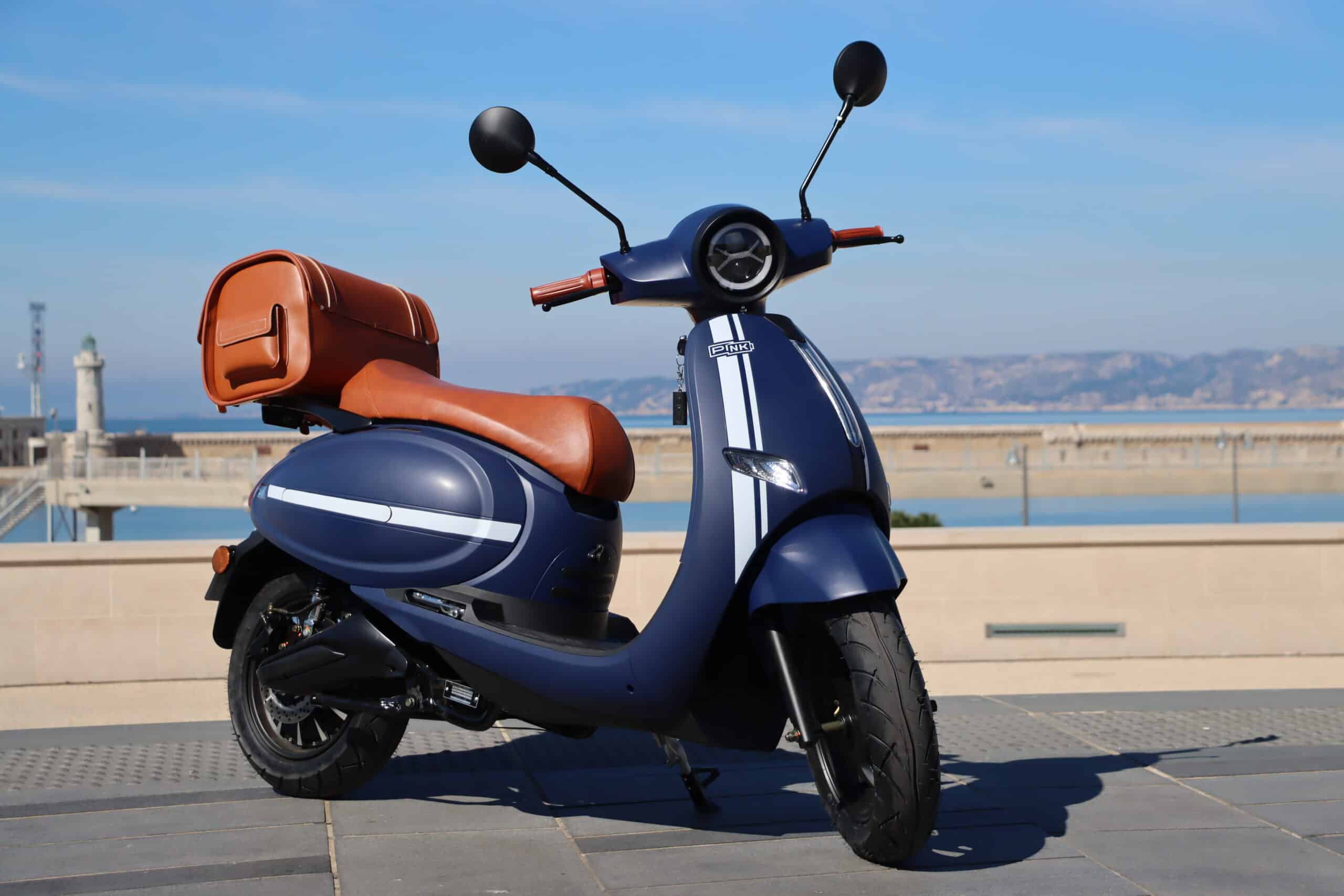 Le scooter Pink Pop Plus 125 est un parfait équivalent électrique taillé pour la ville. scooter électrique 125cc Pink Pop Plus