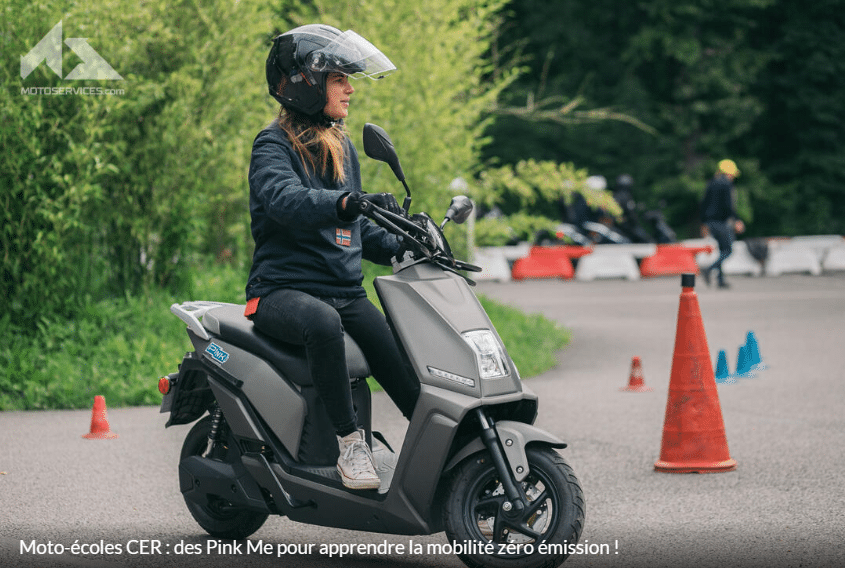 Moto-écoles CER : formation au scooter électrique avec Pink CER choisit Pink Mobility pour ses formations sur scooter électrique.