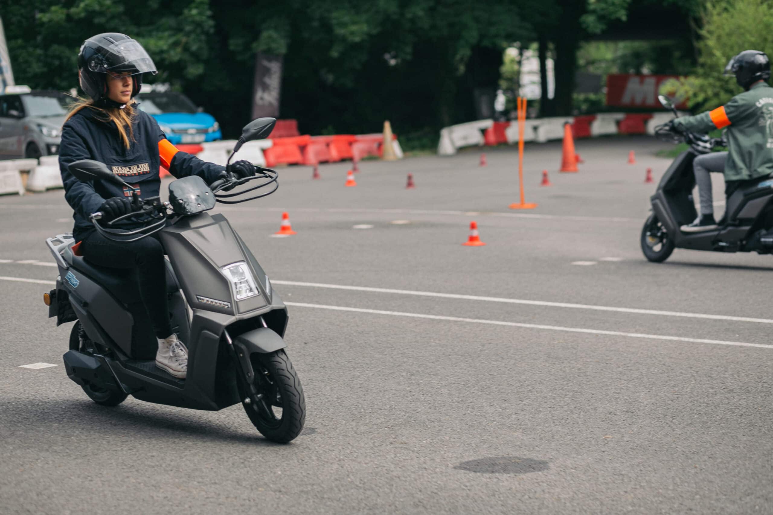 CER Réseau s’est rapproché de Pink Mobility, jeune marque implantée dans les Yvelines, pour proposer aux écoles de conduite membre du groupement, des scooters électriques. scooter électrique 50cc pour auto-école - CER et Pink Mobility