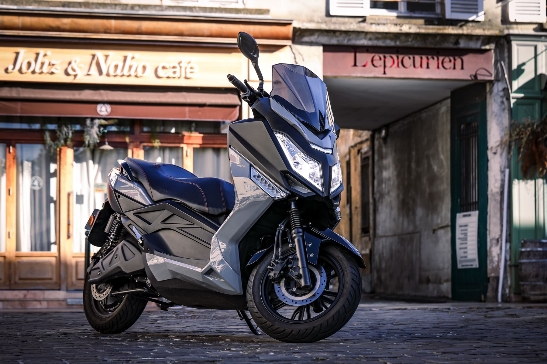 Pink Fly : notre essai du maxi-scooter 125 maxi scooter électrique Pink Fly 125