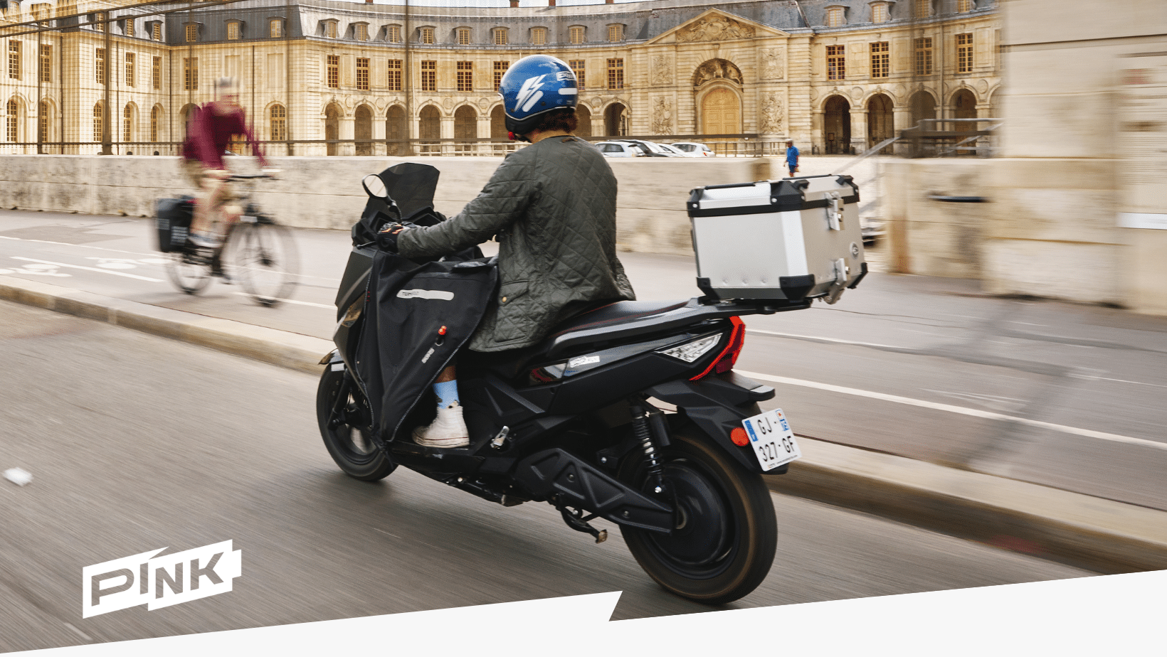 cleanrider fly l'image représente un pink fly phase 3, le maxi scooter de pink mobility en balade à paris
