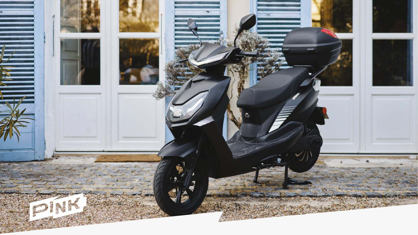 le repaire des motards l'image représente le pink start noir, exposé devant une maison