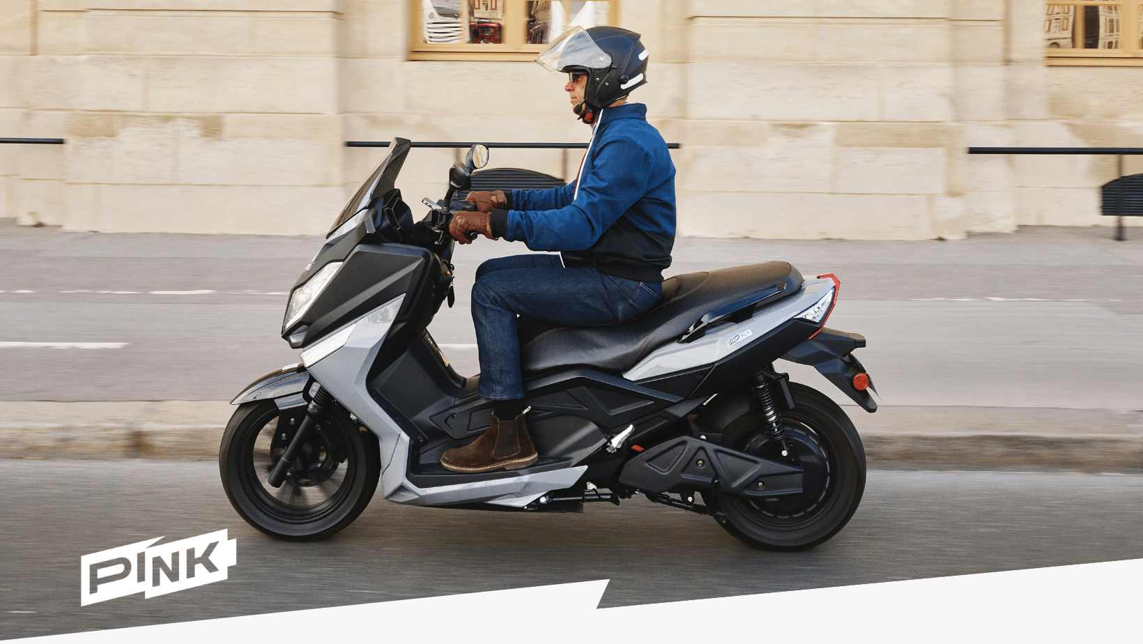 repaire des motard, fly L'image représente le tout nouveau pink fly : la nouvelle version, pink fly phase 3 avec un conducteur, en plein paris