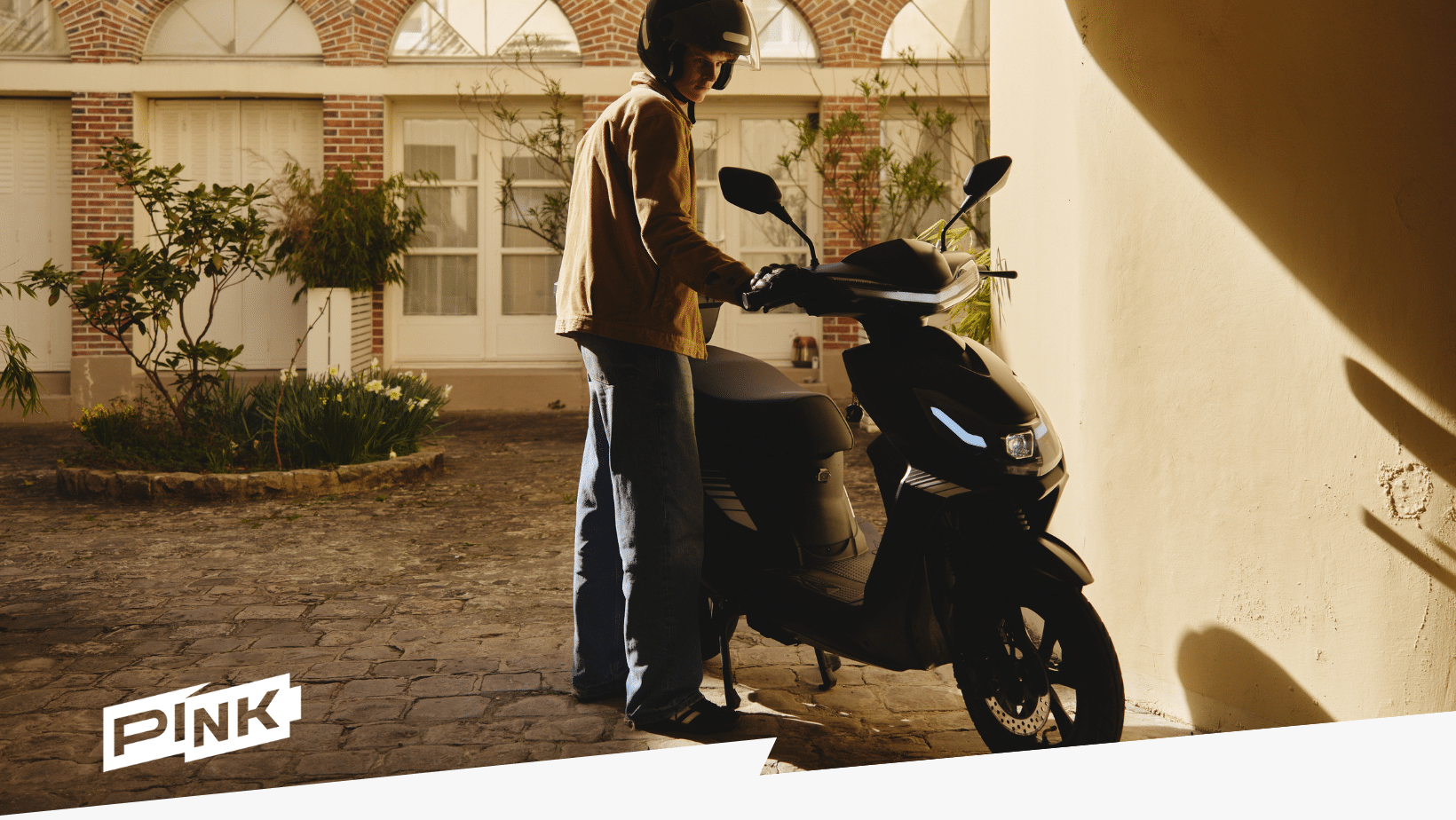 start 1 L'image représente le pink start, scooter 50 cc pas cher dans la pénombre