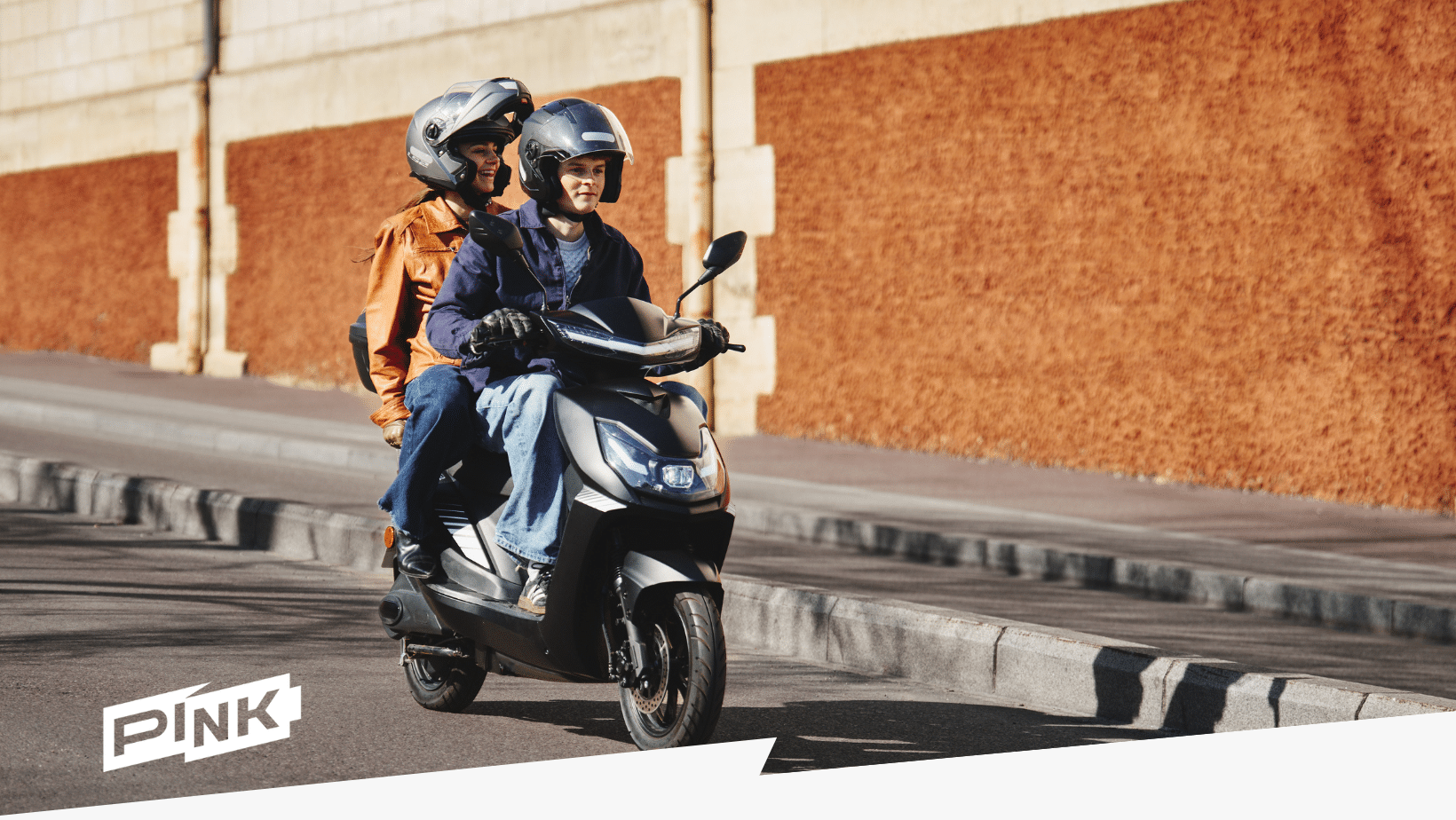 urbaanews L'image représente un start avec deux jeunes dessus, conduisant en ville.